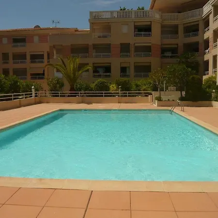 2p Vue Face Au Port De Juan Golfe-Juan